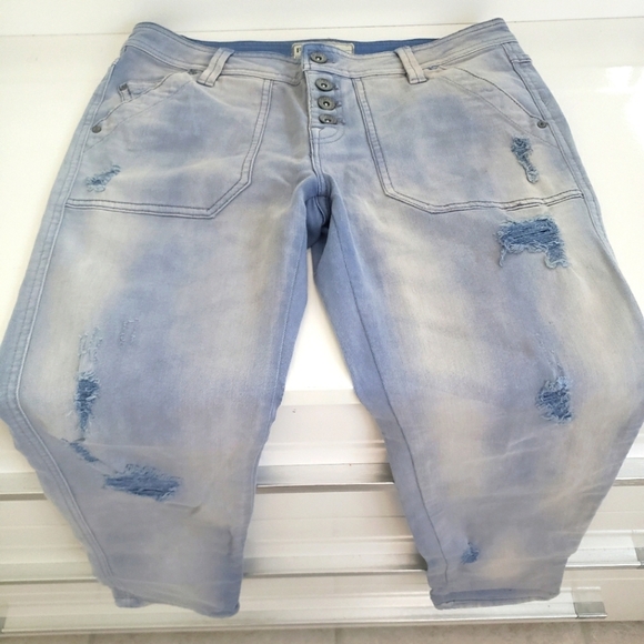 🌟NWOT Free People Light Wash Distressed Ripped Skinny Jeans Size 2 🌟 - Picture 1 of 9